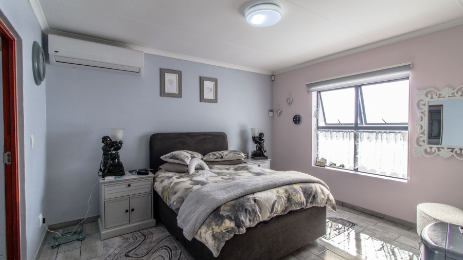 3 Bedroom Property for Sale in Golden Mile Western Cape
